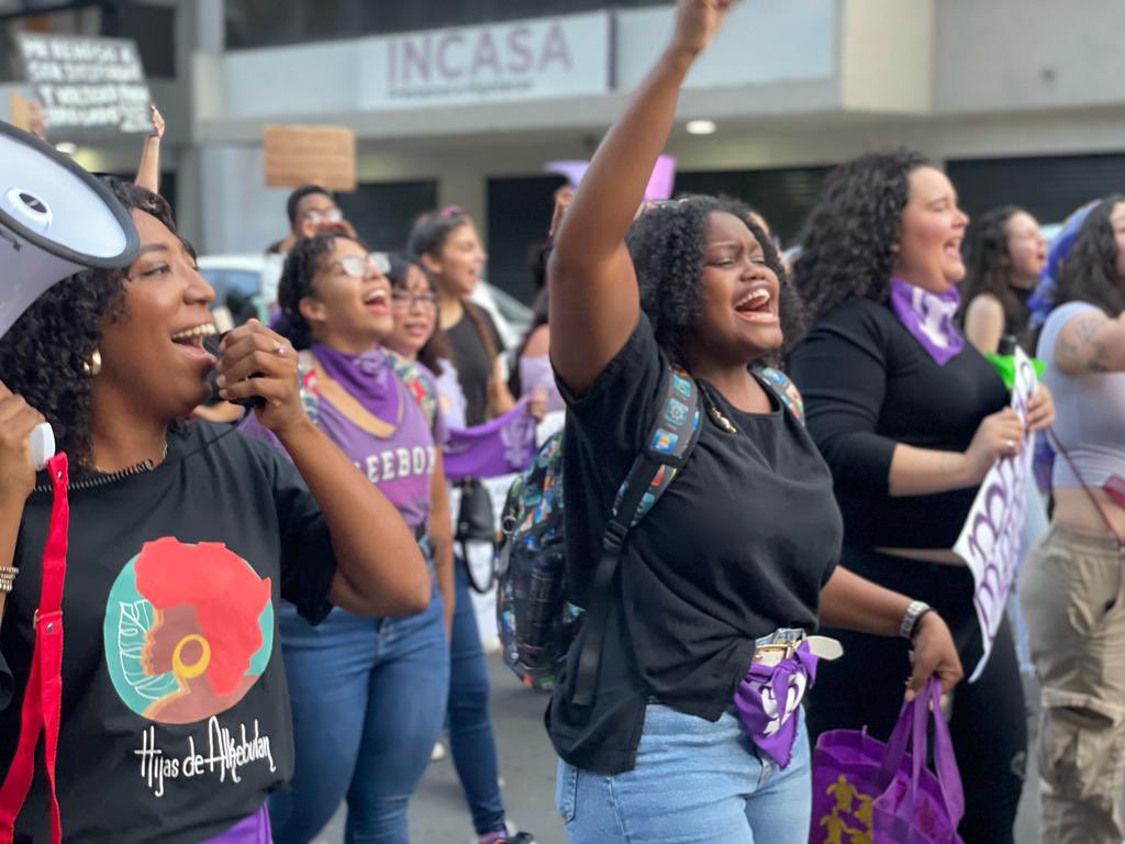 raul_soublett's tweet photo. Hoy en #Panama se sintió nuevamente las voces de muchas mujeres exigiendo justicia, un alto definitivo a la violencia contra las mujeres, jovencitas y niñas, igualdad de derechos, implementación de políticas públicas entre otras demandas. ¡El patriarcado se va a caer! https://t.co/xrdlr7iCuF