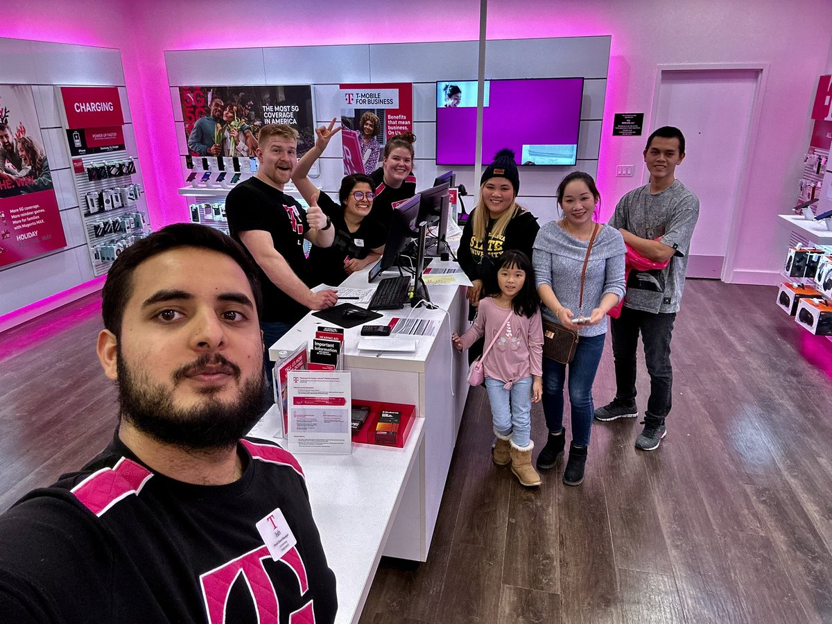 More customers joining T-Mobile here at West Acres Mall T-Mobile!! Magenta Max for EVERYONE!! Fargo on a magenta mission 🚀🚀 @TMobile @TCCMobile @BrettKennedyTCC @jszostek @Thee_ROC @prtopazTCC