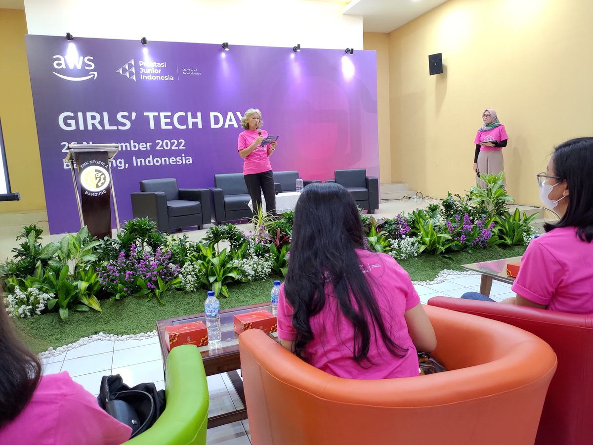 andreqve's tweet image. Hari ini aku lagi di Bandung, ikut kegiatan Girl&apos;s Tech Day yang diselenggarakan oleh @awscloud bekerjasama dengan @PrestasiJunior

Ada sekitar 150 siswi dari 3 sekolah yang mengikuti Girls tech day hari ini 🙌💻

#AWSGirlsTechDay #AWSInCommunities #PrestasiJunior