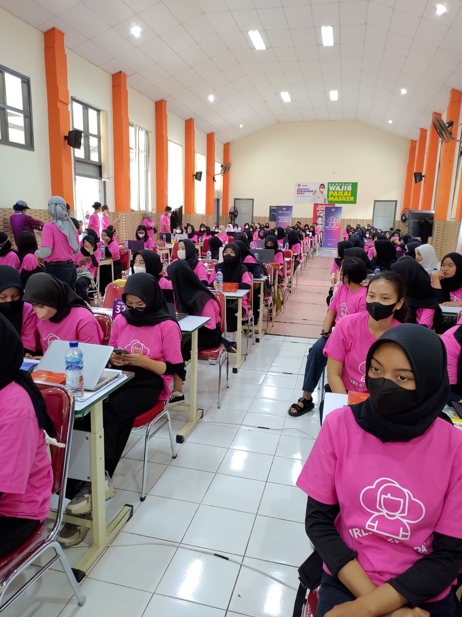 andreqve's tweet image. Hari ini aku lagi di Bandung, ikut kegiatan Girl&apos;s Tech Day yang diselenggarakan oleh @awscloud bekerjasama dengan @PrestasiJunior

Ada sekitar 150 siswi dari 3 sekolah yang mengikuti Girls tech day hari ini 🙌💻

#AWSGirlsTechDay #AWSInCommunities #PrestasiJunior
