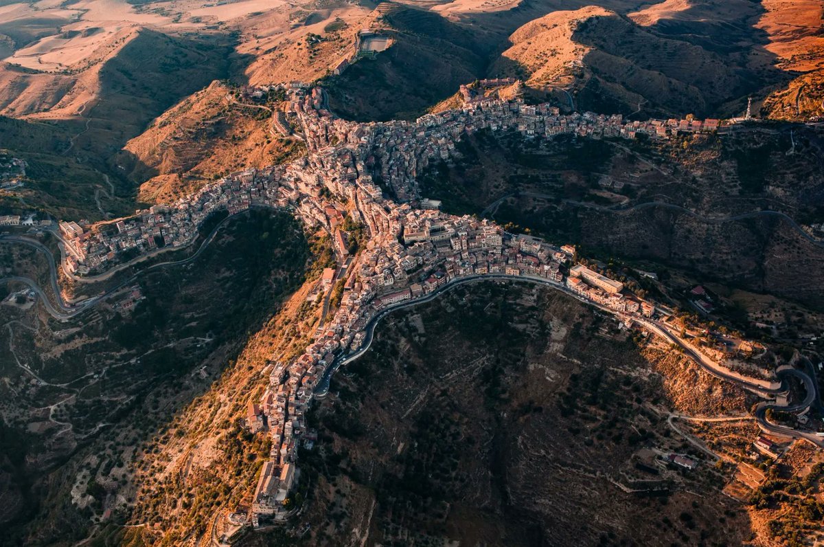 hvt_nyc's tweet photo. @HethenDirty Check out the town of Centuripe in Italy https://t.co/7CH6Ykfedw