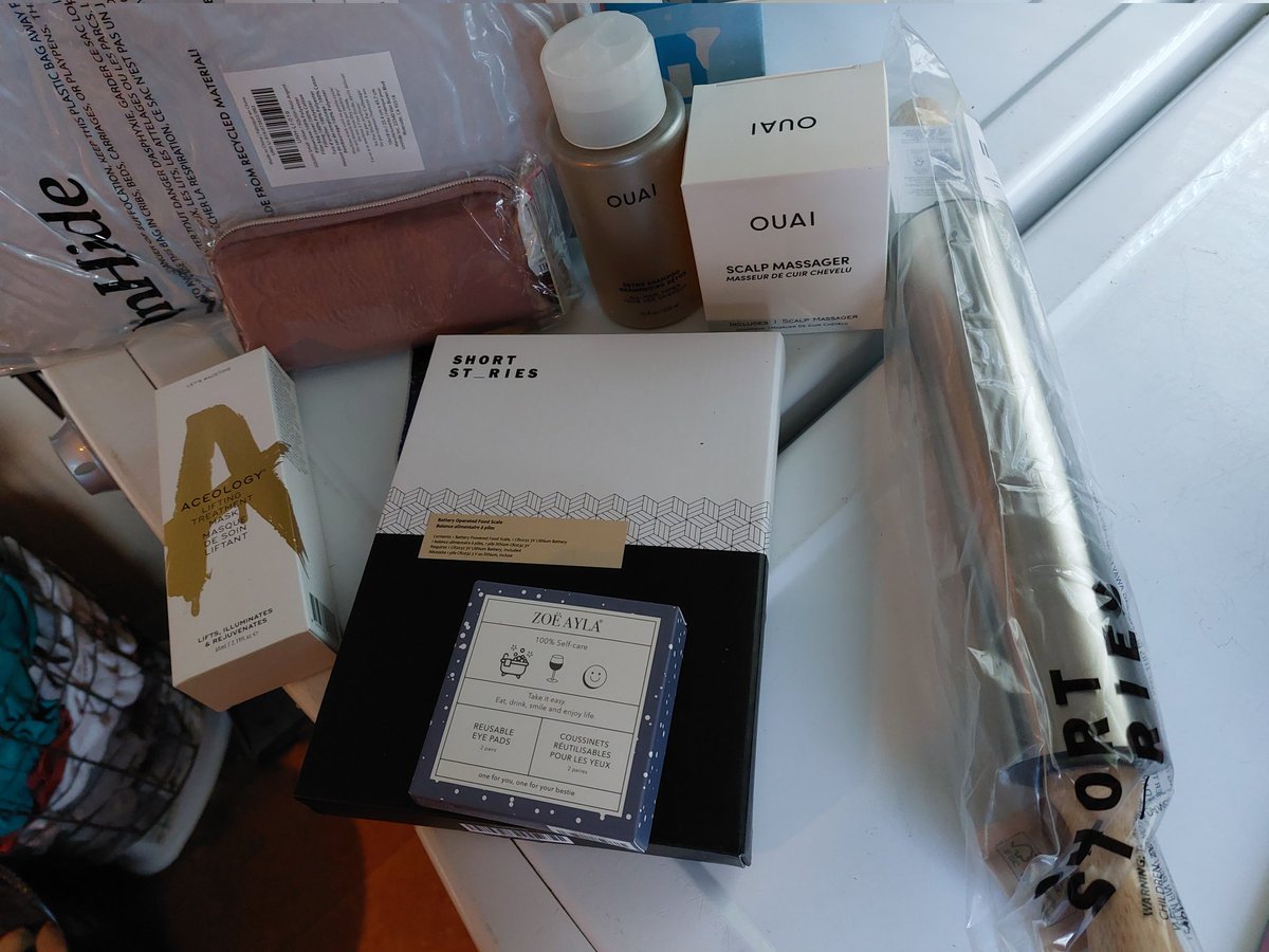 AmFodalo7's tweet photo. Got my @FabFitFun #winterbox in the mail today! 🙌 😍 I will never get tired of getting luxury items for bargain basement prices. All this for less than $60! 😎🤩 #FFFriendsgiving #Fabfitfun https://t.co/VkWO7dlSdy
