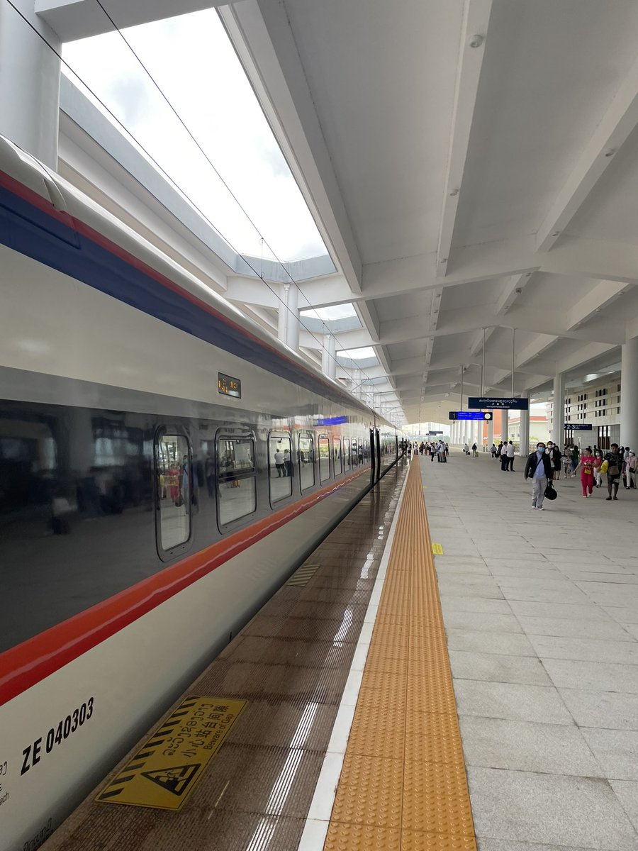 Momen yang ditunggu akhirnya tiba! 🇱🇦🇱🇦

Saya sengaja solo trip dari Singapura sampai ke Laos untuk mencoba kereta api semi-cepat Laos dg kecepatan 160 kpj yang baru ini

Melayani rute Vientiane - Boten, saya akan coba naik sampai Luang Prabang dg tarif Rp220.000 untuk kelas 2nya