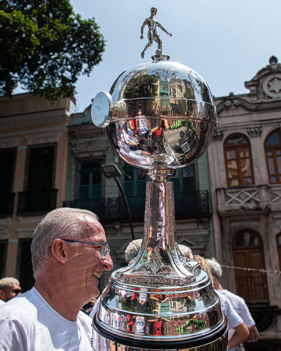 Dorival Jr. comandou o Flamengo em 43 jogos em 2022 com 26 vitórias, 8 empates e 9 derrotas (66.7% aproveitamento). Foram 77 gols marcados e 35 gols sofrido. Ele terminou a temporada com os títulos da Copa do Brasil e da Libertadores

📸 Paula Reis/Flamengo