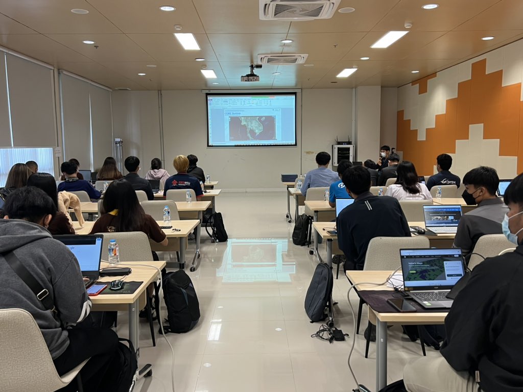FOSS4GTH's tweet photo. GISTDA NSDC Workshop at FOSS4G Thailand 2022 #FOSS4GTH #FOSS4G #RINEX #GeoSpatialSandbox https://t.co/7OSvMWfJh5