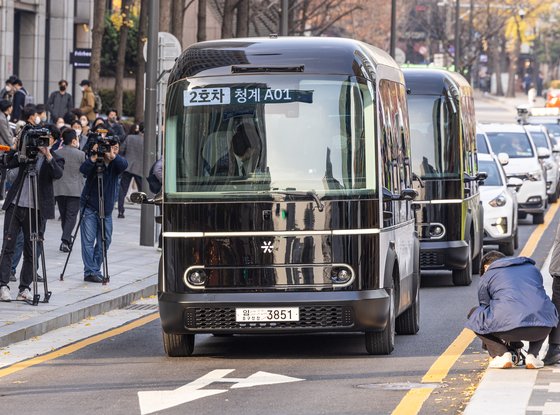 theseoulvillage's tweet photo. #42dot's #driverless bus along #Cheonggyecheon, #Seoul (#Yonhap): https://t.co/GXDQxMpGTg
