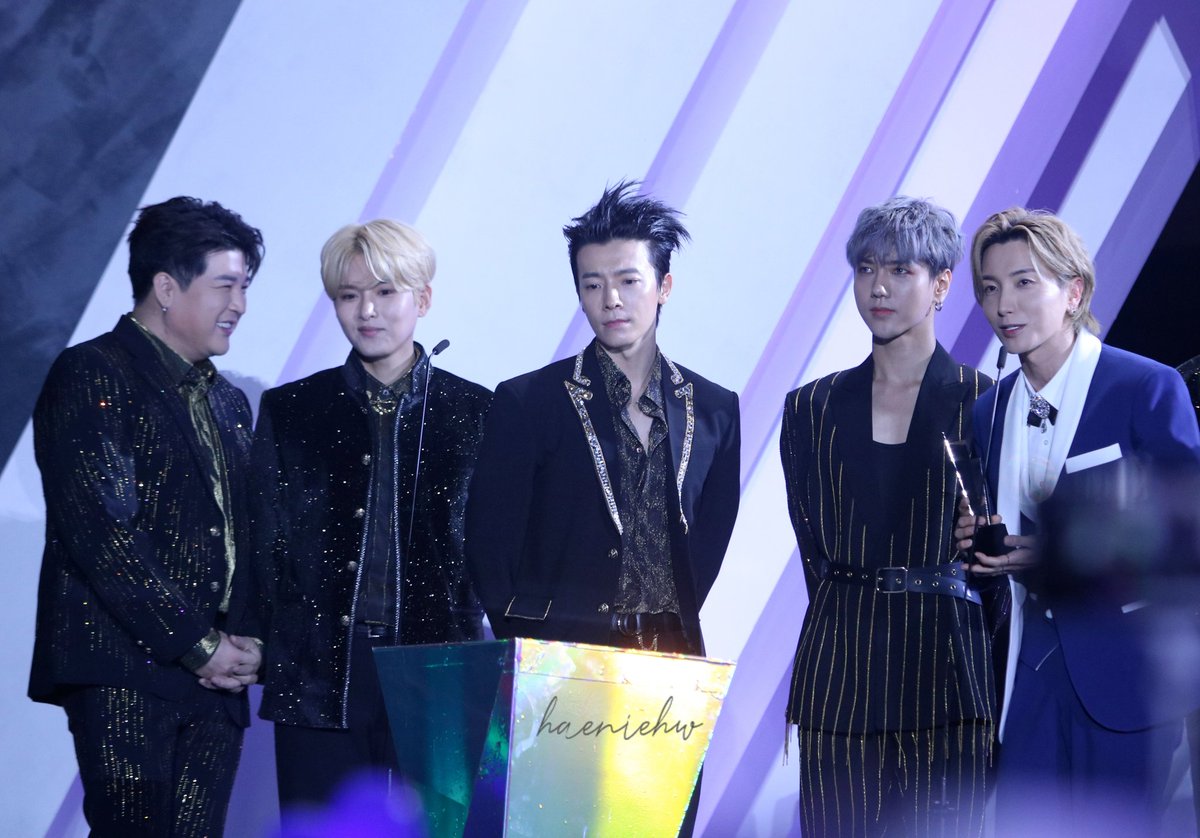 HoangHaenie's tweet photo. [191126 - 221126]
AAA 2019 IN HANOI, VIETNAM
#SUPERJUNIOR #nancymomoland #AhnHyoSeop #JungHaeIn #YoonA #LeeKwangSoo #GOT7 #ONGSEONGWU #AAA2019 https://t.co/klMry2Z1Wm