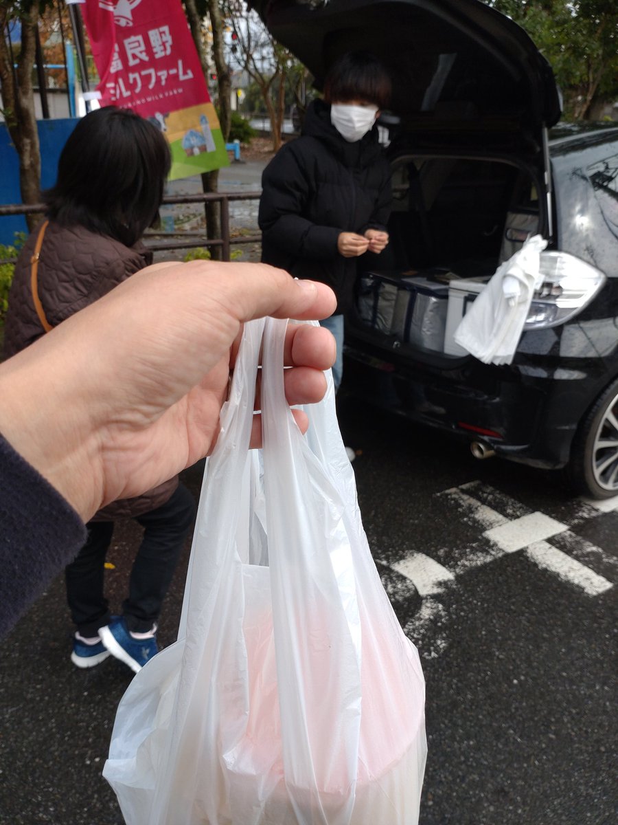 4QPFl8uuOI6H2BZ's tweet photo. 近所の西登戸公園で移動販売🚙🍰チーズケーキGET✨　＃富良野ミルクファーム　＃チーズケーキ　＃移動販売 https://t.co/AaZQ6zTKcQ
