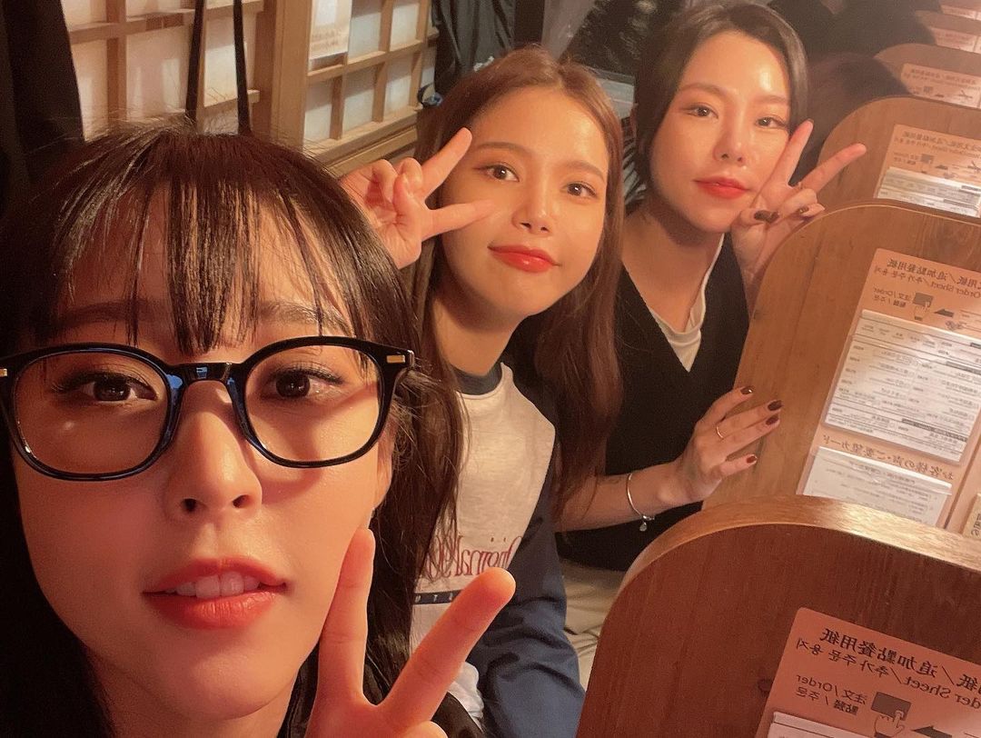 PhilstarNews's tweet photo. OT4 FOREVER! 😍
Before their concert in Japan, Solar of K-pop girl group "Mamamoo" posts snaps to Instagram with her fellow members, Wheein, Hwasa and Moonbyul.
Meanwhile, the K-pop vocal goddesses Mamamoo will be coming to Manila in Feb. 2023 for their world tour.
📸 Solar https://t.co/vfQ5QQxE63