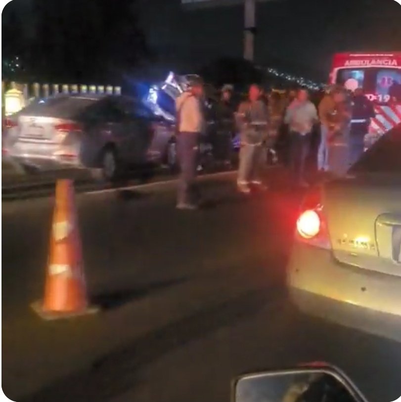 Continúan los trabajos en la autopista #MéxicoPachuca por un  accidente vehicular en dirección a #Ecatepec

La carga vehicular está hasta  #IndiosVerdes