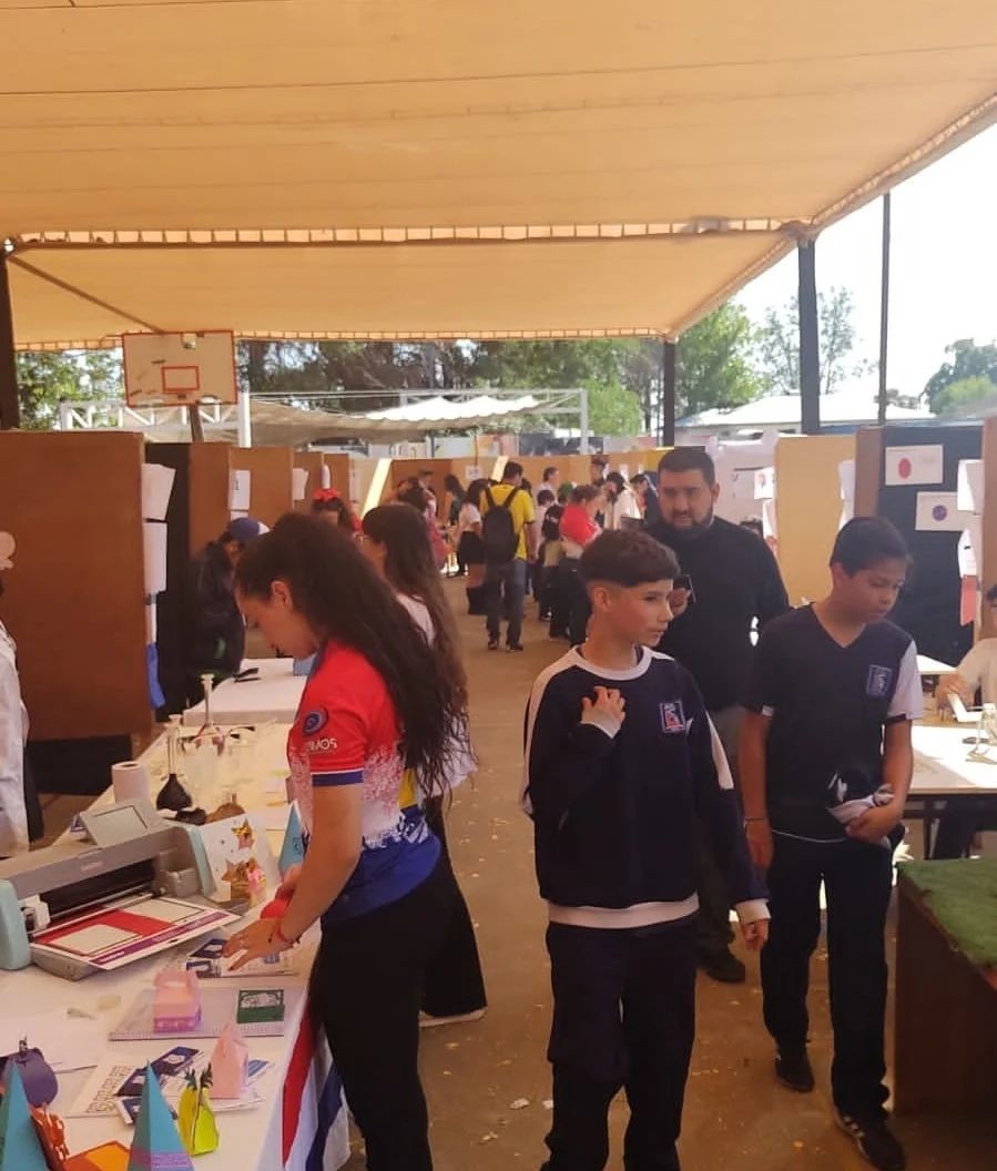 ICBUTALCA1's tweet photo. En la Feria Científica Internacional Escolar del Liceo Bicentenario Zapallar, los estudiantes fueron evaluados por alrededor de 20 jueces, dentro de los cuales estaba el director de carrera, Fabio Durán, quien califico 36 proyectos de 14 categorías🔬
#Bioinformaticautalca
#Utalca https://t.co/HkImJ8jSDm
