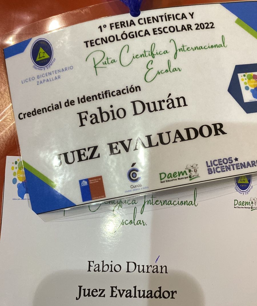 ICBUTALCA1's tweet photo. En la Feria Científica Internacional Escolar del Liceo Bicentenario Zapallar, los estudiantes fueron evaluados por alrededor de 20 jueces, dentro de los cuales estaba el director de carrera, Fabio Durán, quien califico 36 proyectos de 14 categorías🔬
#Bioinformaticautalca
#Utalca https://t.co/HkImJ8jSDm