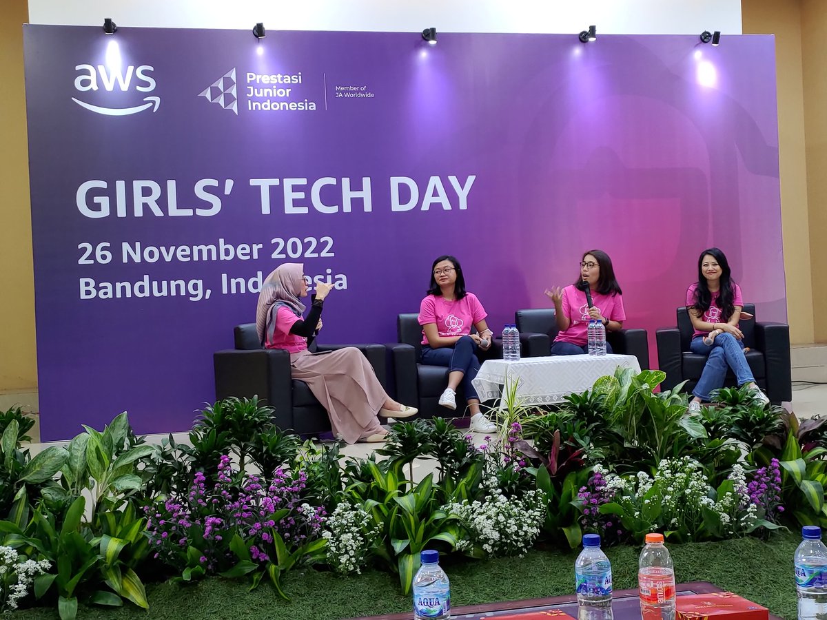 andreqve's tweet image. Untuk sesi bincang inspiratif yang pertama tentunya untuk memberikan gambaran dan semangat untuk perempuan muda yang hadir hari ini untuk menempuk karir dalam bidang teknologi.

@awscloud
@prestasijunior
#AWSGirlsTechDay #AWSInCommunities #PrestasiJunior