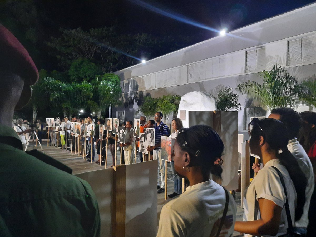 feu_orientec's tweet photo. #Ahora como es ya una tradición de la comunidad universitaria de la @UOCuba se realiza la vigilia en homenaje a nuestro #FidelPorSiempre a 6 años de su siembra en la inmortalidad. Participan esta vez especialmente invitados los delegados al #XIIIFNH de la @FeuCuba https://t.co/86HSVmtJvU