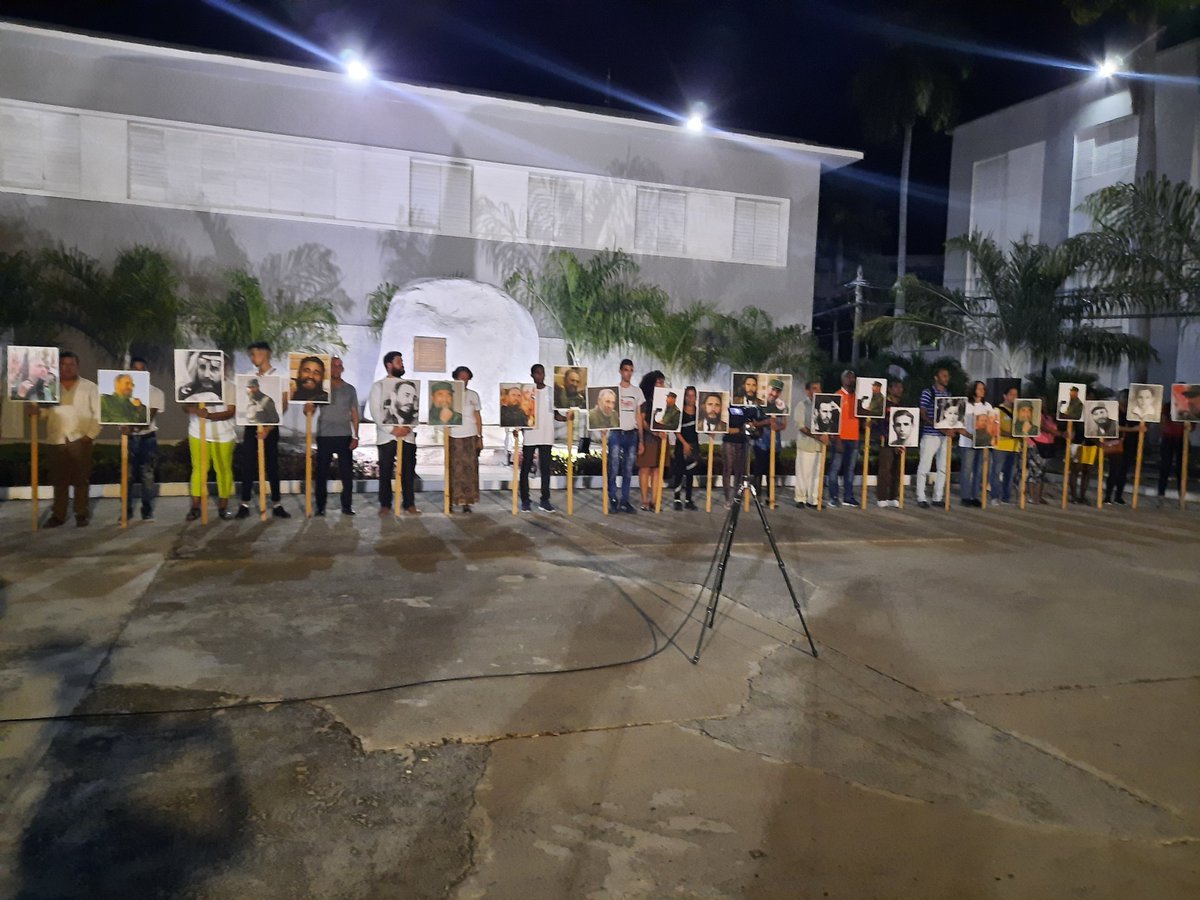 #Ahora como es ya una tradición de la comunidad universitaria de la <a href="/UOCuba/">Universidad de Oriente</a> se realiza la vigilia en homenaje a nuestro #FidelPorSiempre a 6 años de su siembra en la inmortalidad. Participan esta vez especialmente invitados los delegados al #XIIIFNH de la <a href="/FeuCuba/">FEU de Cuba</a>