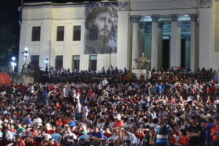 minint_cuba's tweet photo. Jóvenes cubanos se reunieron este viernes en la escalinata de la Universidad de La Habana para, a través del arte, rendir homenaje al eterno Comandante en Jefe Fidel Castro Ruz, en el sexto aniversario de su partida física. #FidelEnMi #FidelPorSiempre https://t.co/rdSFnWo4K1