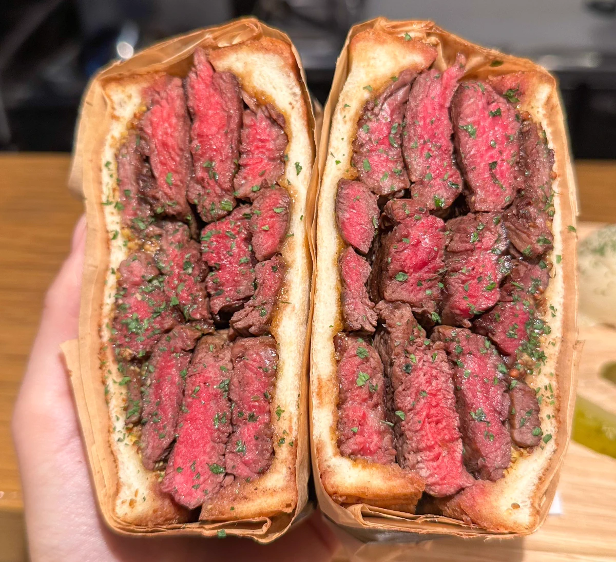 肉まみれになりたい方へ！ど迫力ミートサンドが食べられる恵比寿のお店。