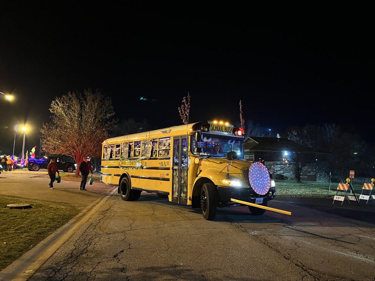 MrsAlliWaller's tweet photo. So glad @AntiochCCSD34 decorated a bus for the Christmas Parade and thankful I got to be part of it! #HillcrestHurricanes #SoarWithD34 #D34Pride https://t.co/1wrDtpoROw