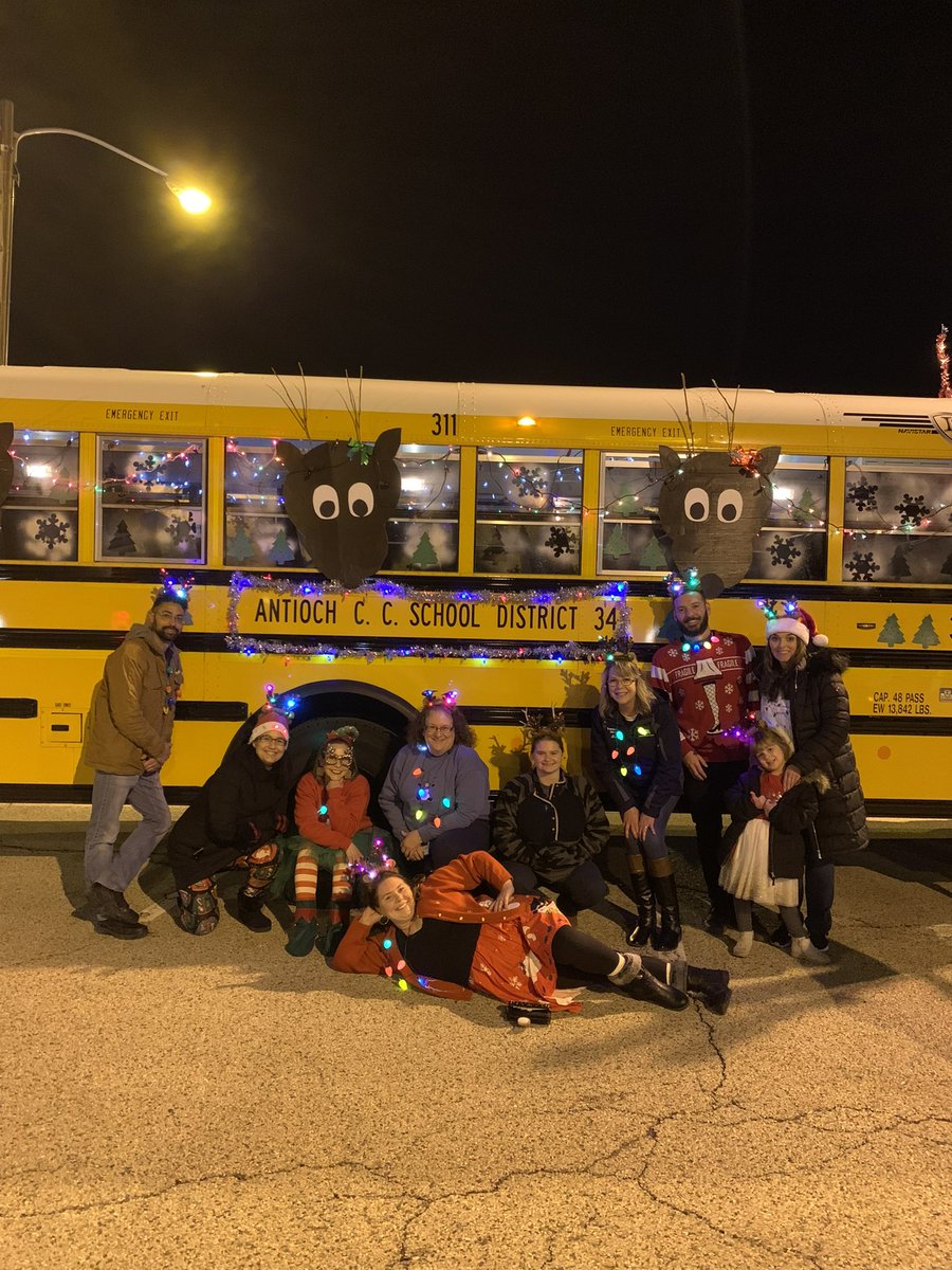MrsAlliWaller's tweet photo. So glad @AntiochCCSD34 decorated a bus for the Christmas Parade and thankful I got to be part of it! #HillcrestHurricanes #SoarWithD34 #D34Pride https://t.co/1wrDtpoROw