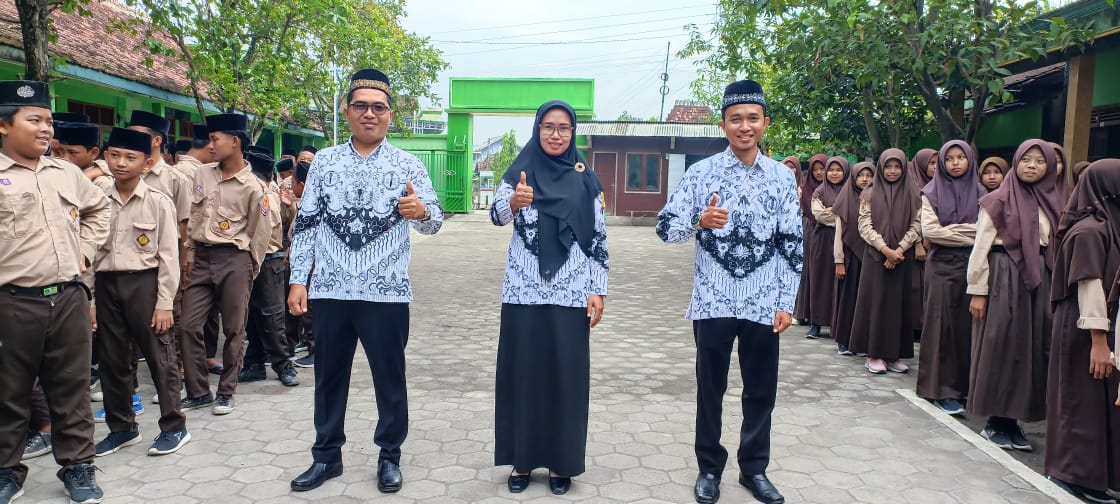 asror_16's tweet photo. Peringatan Hari Guru Nasional MTs Qodiriyah tahun 2022 https://t.co/9vIMCHbKpX