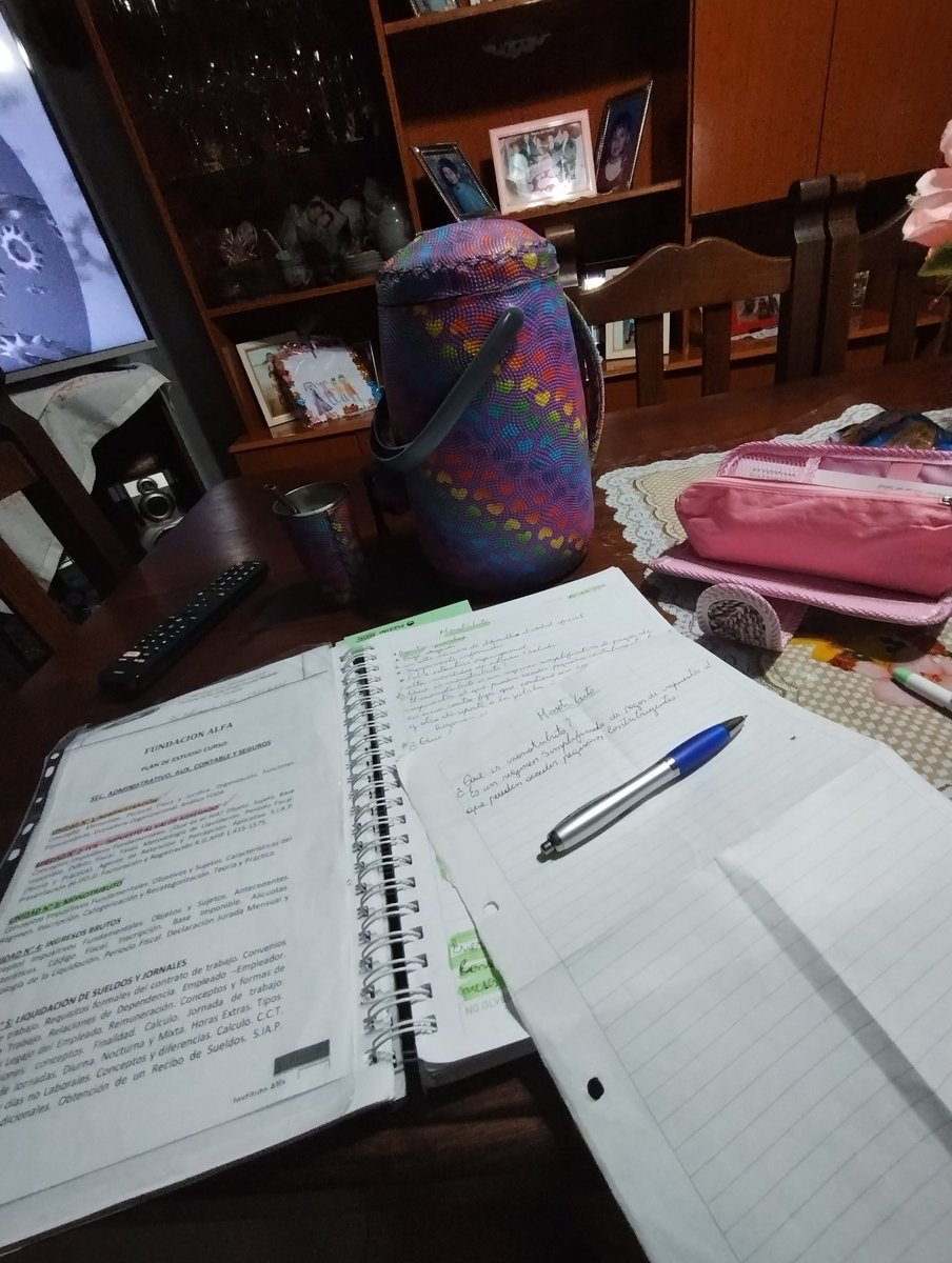 guada_22's tweet photo. 23.30 el profesor manda los temas del final.... hermoso mí viersabado jajja 😡😡 https://t.co/OIclSACPXu