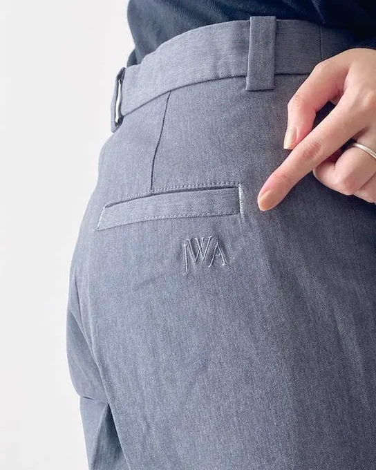【高見え】これ本当にプチプラ…?ユニクロの「美脚パンツ」どこから見てもシルエットがキレイなの!ユニクロとJW ANDERSONのコラボ「ストレートパンツ」が美しい!はいた時のシルエットがとってもキレイなのよ。これはたくさん着回したい…! 