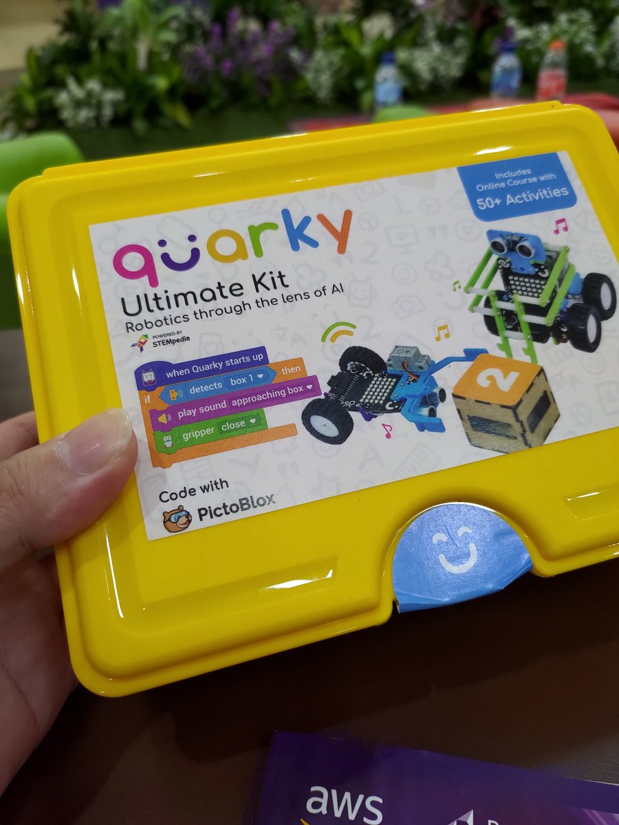 andreqve's tweet image. Untuk sesi praktik Robotika dan Coding nanti, peserta yang hadir akan mendapatkan ultimate kit yang akan diimplementasikan dengan PictoBlox.

Penasaran juga mau nyobain 😅💻

@awscloud
@prestasijunior
#AWSGirlsTechDay #AWSInCommunities #PrestasiJunior