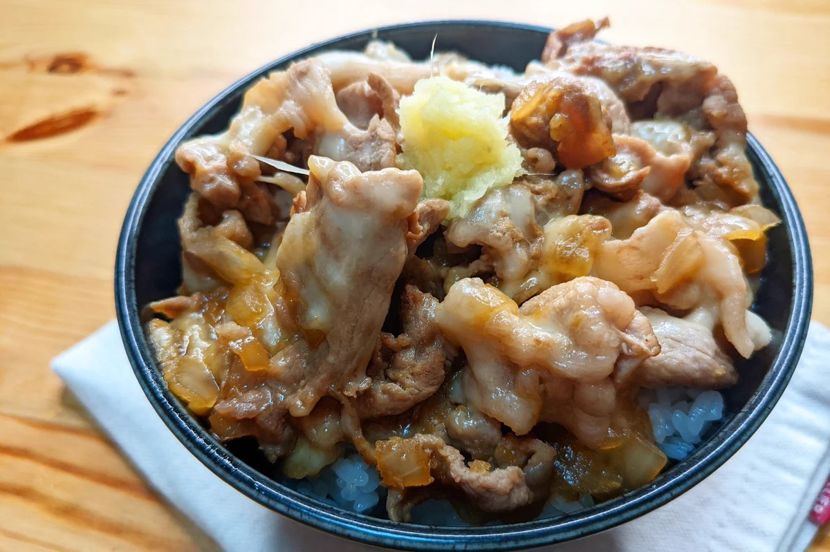 ガッツリ食べたいときに！絶品「照り焼きチーズ生姜焼き丼」。