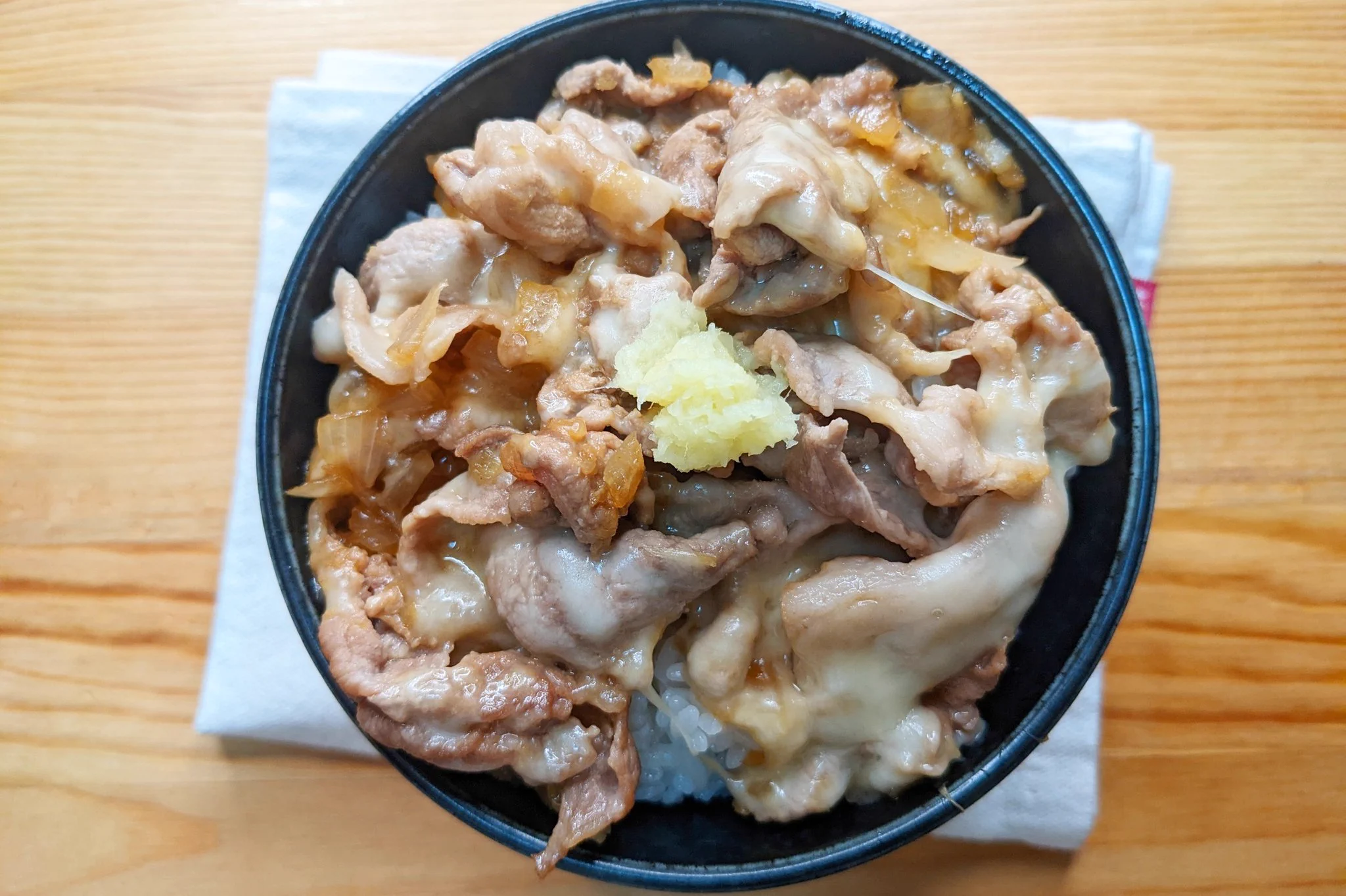 ガッツリ食べたいときに！絶品「照り焼きチーズ生姜焼き丼」。