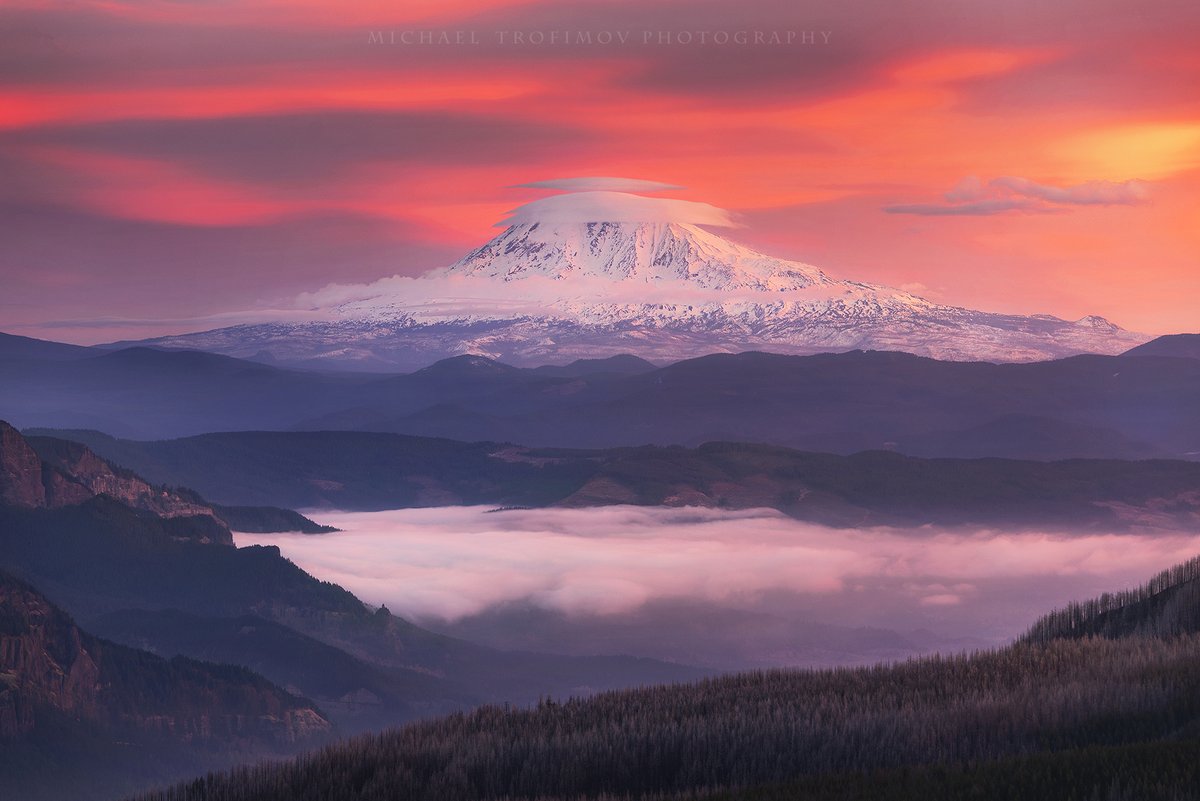 pnwmiketrof's tweet photo. Burning sunrise with a lenticular cap this morning over Mt Adams. #wawx #orwx #wxtwitter https://t.co/rFYjSRErZa