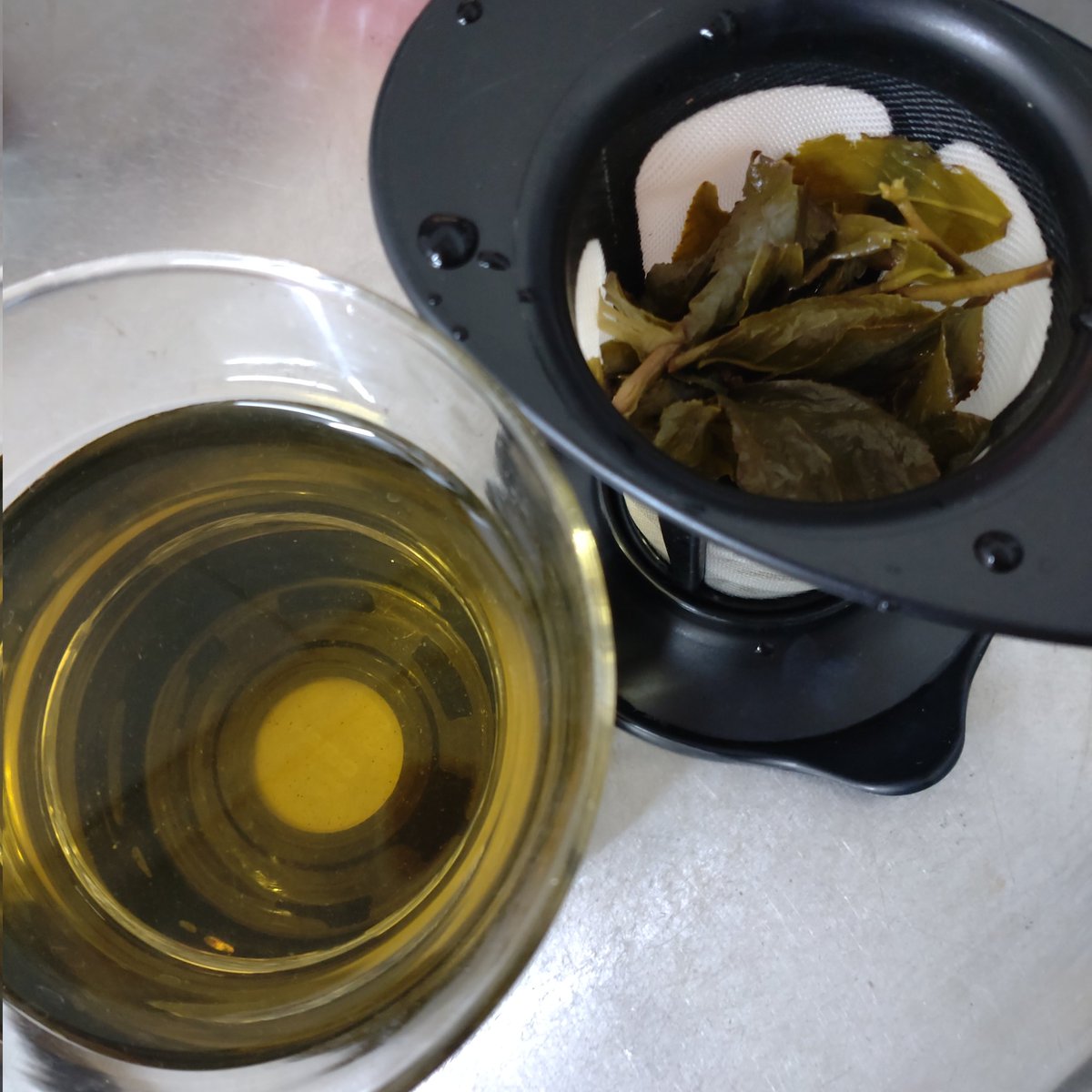「いい台湾烏龍茶の茶葉の蘇りっぷりが凄くて、毎回「葉っぱだ!」ってなる 」|くらた🐞のイラスト