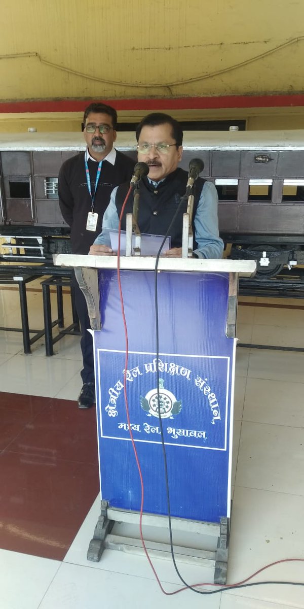 PrincipalZrti's tweet photo. क्षेत्रीय रेल प्रशिक्षण संस्थान भुसावल में संविधान दिवस के उपलक्ष्य में भारत का संविधान की उद्देशिका का पठन करते प्राचार्य महोदय एवं उसे दोहराते सभी अधिकारीगण ,प्रशिक्षक एवं प्रशिक्षार्थी. https://t.co/R122oQ8SHO