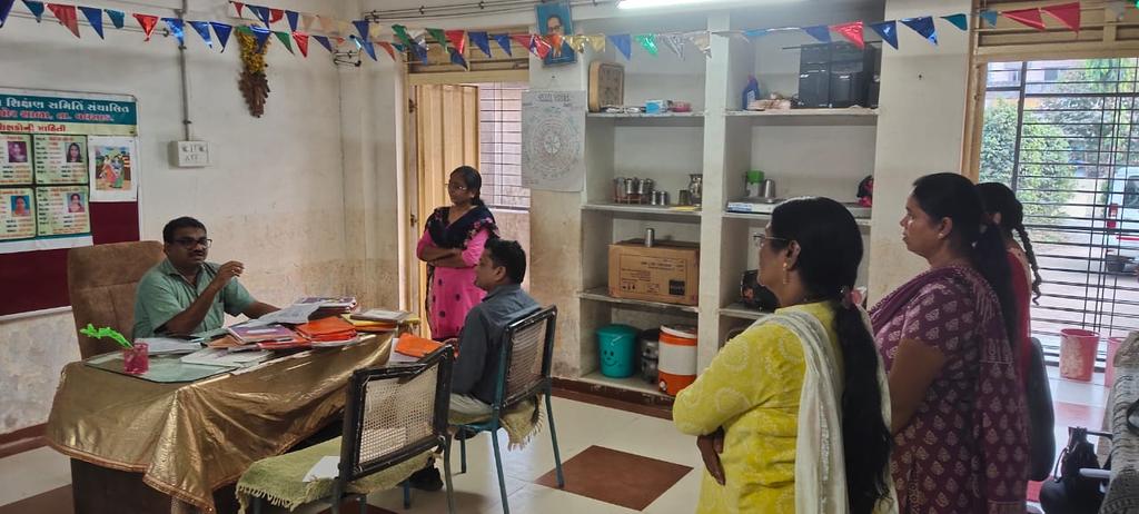 પ્રાથમિક શાળા પારડી સાંઢપોરની મુલાકાત લઈ વિદ્યાર્થી- શિક્ષક હાજરી, વર્ગશિક્ષણ કાર્ય અને એકમ કસોટી મૂલ્યાંકન ચકાસણી કરી જરૂરી સૂચનો આપ્યાં.