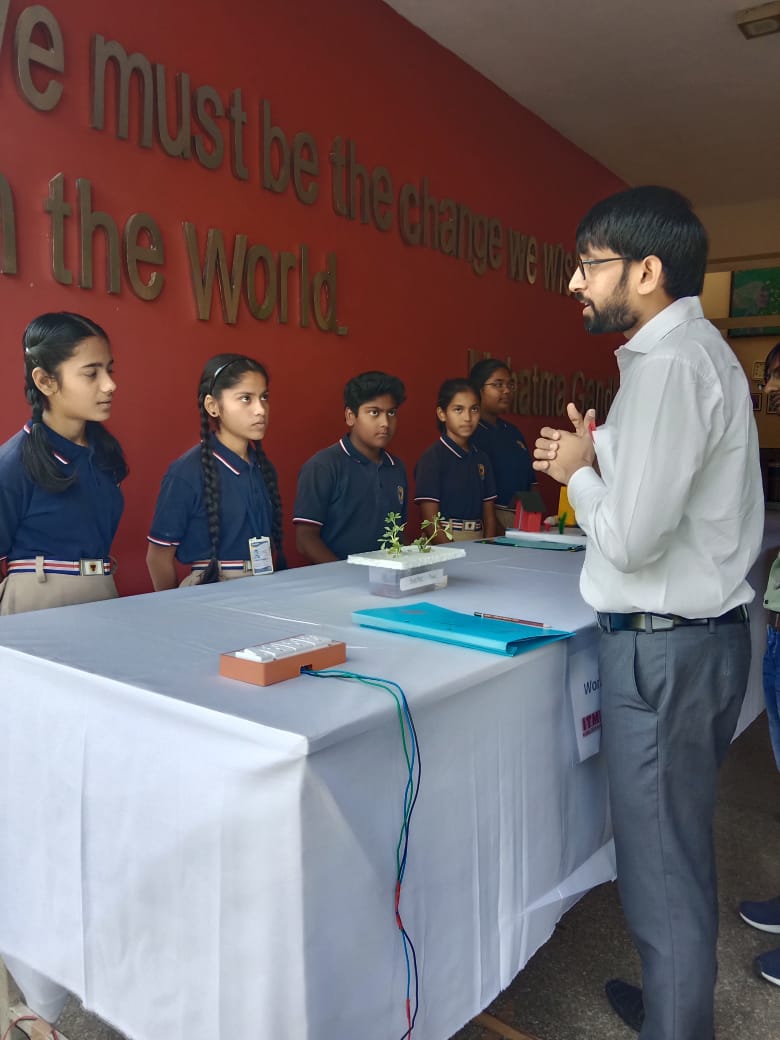 MauryanHigh's tweet photo. Mauryanhigh School Students explaining their project at the Inter-School Science exhibition. #MauryanHigh #WeAreMauryans #interschoolscienceexhibition #VadodarasGurukul #vadodara https://t.co/saA97A3frj