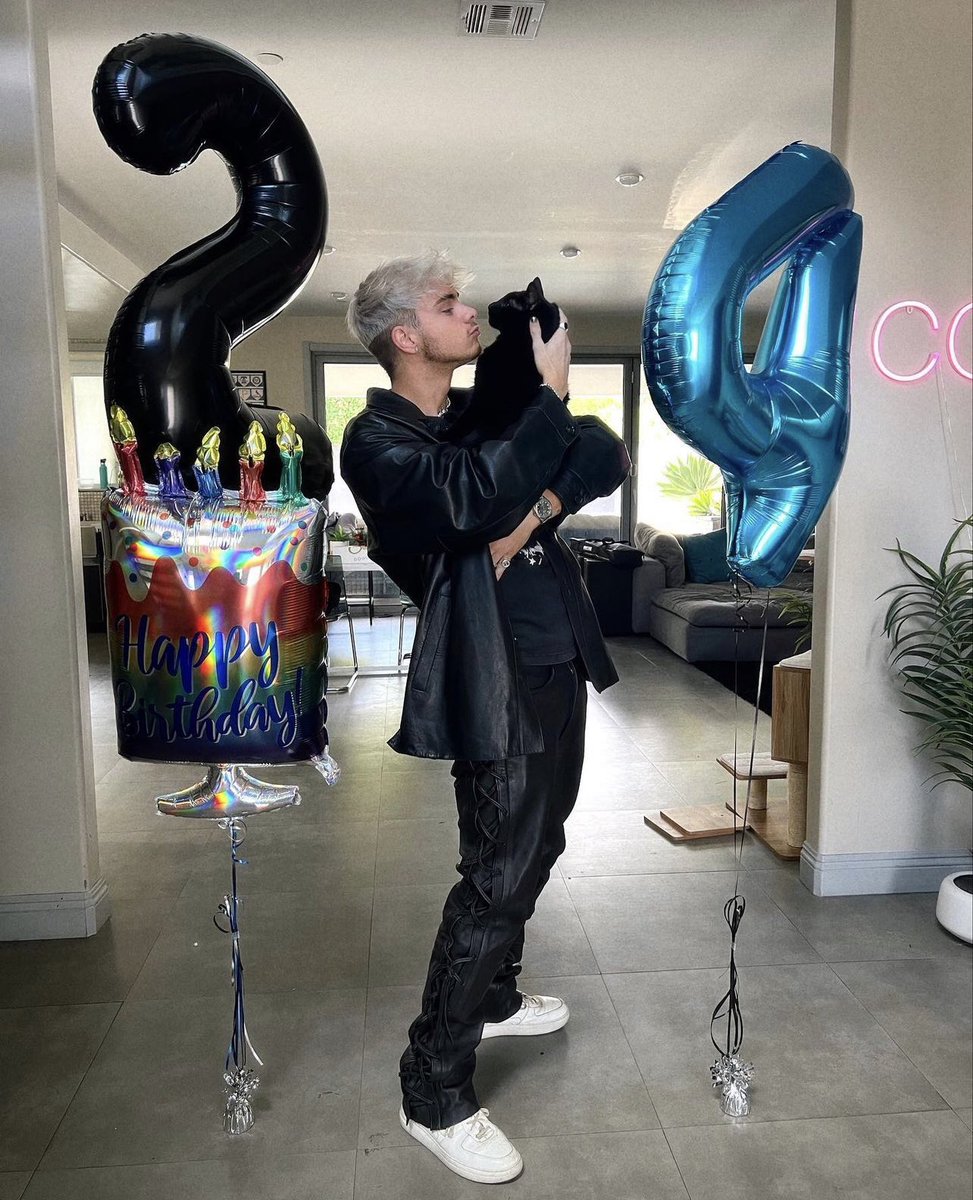 hcmioide's tweet photo. happy birthday to me https://t.co/omxCexEaZT