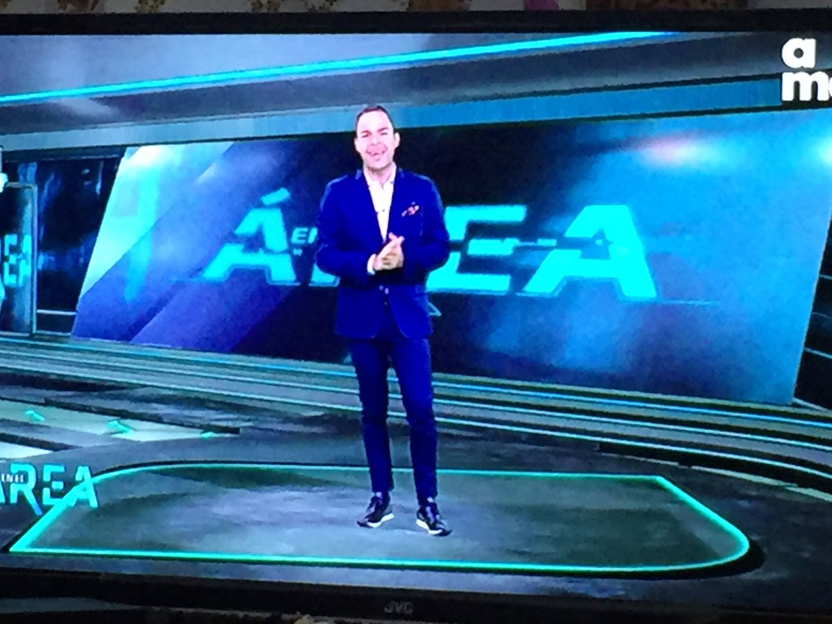 Xtian_Axobyt's tweet photo. Ahora si hasta que pude verte!! @roalcantarai ya en #EnElArea y la bella @nooleeaportela hizo un increíble trabajo! #CerramosSemana con lo mejor en deportes de @aztecapuebla 💥💥💥💥💥 Excelente fin de semana! Y mañana juega nuestra selección!! 🎊🎊🎉🎉 https://t.co/AcLQrcyzQJ