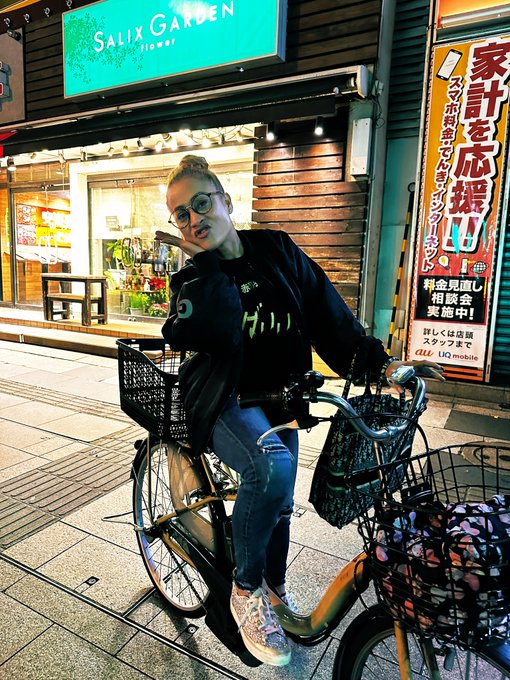 そういえば昨夜、新宿から終電で赤羽帰って、赤澤氏と「すしざんまい」行って2時くらいに外でたら耳馴染みのある奇声が聞こえてきた。ワニダさんだった。赤羽の道端で「偶然」会うのは約1年ぶり。 
