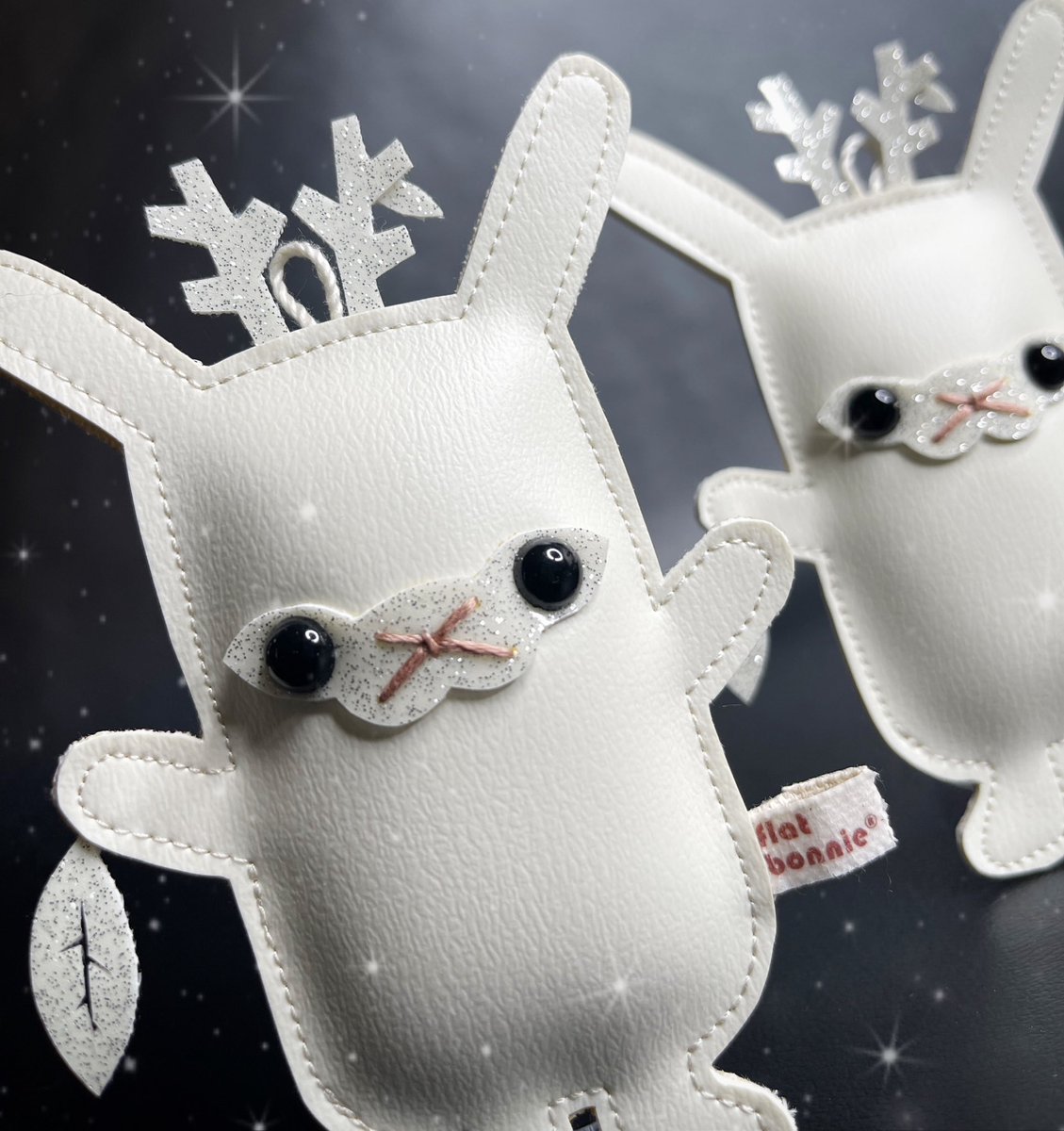 Snow #Jackalope Ornaments are now adoptable 🐇❄️

(As part of "The Small Wonders" group art show at @LeannaLin - crated by <a href="/drawingnikki/">Nikki Lukas Longfish</a> )

leannalinswonderland.com/collections/th…

#holiday #bunny #bunnies #holiday #ornaments #losangeles #eaglerock #artshow