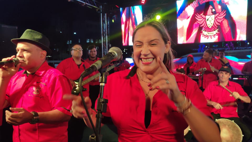 Hoy #25deNoviembre se presenta en nuestra tarima para el encendido del Túnel de Luces "Cardenales del éxito". Alegría para La Victoria 
#DialogoDePaz #LaNavidadBrillaEnLaVictoria
<a href="/juancarlospsuv/">Juan Carlos Sanchez</a> <a href="/Soykarinacarpio/">Karina Carpio</a> <a href="/GobiernoAragua_/">Gobierno Aragua</a>