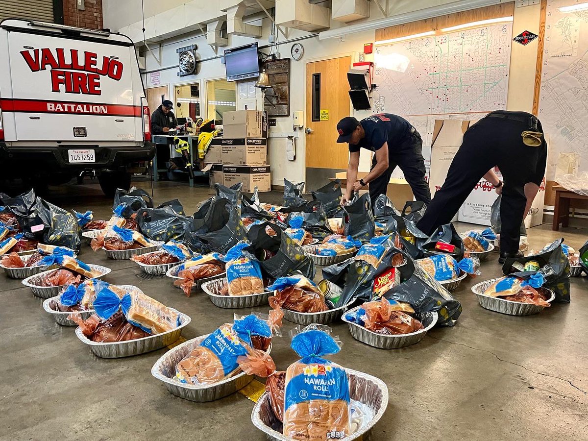 iaff1186's tweet photo. #Vallejo #Firefighters continued a long tradition of providing #Thanksgiving meals to local families in need. 

We thank the @VCUSD for partnering with us to ensure these delicious dinners got to the right families. 

Full story:
https://t.co/YmKFQZyMlZ

@vjotimesherald @KTVU https://t.co/RorhHqBSHx