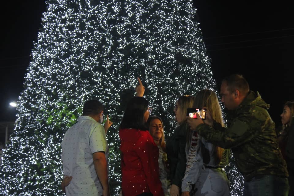 Así luce nuestra entrada a La Victoria ¡Llena de alegría! Hoy fue el encendido del Túnel de Luces y el acostumbrado arbolito en el peaje de la ciudad para el disfrute de cada victoriano y victoriana
#DialogoDePaz #LaNavidadBrillaEnLaVictoria
<a href="/juancarlospsuv/">Juan Carlos Sanchez</a> <a href="/Soykarinacarpio/">Karina Carpio</a>