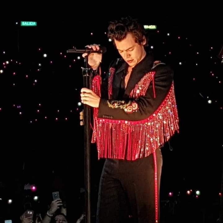 outsidefrey's tweet photo. Harry Styles, Mexico 
2018                                       2022 https://t.co/Keu9RhDTet