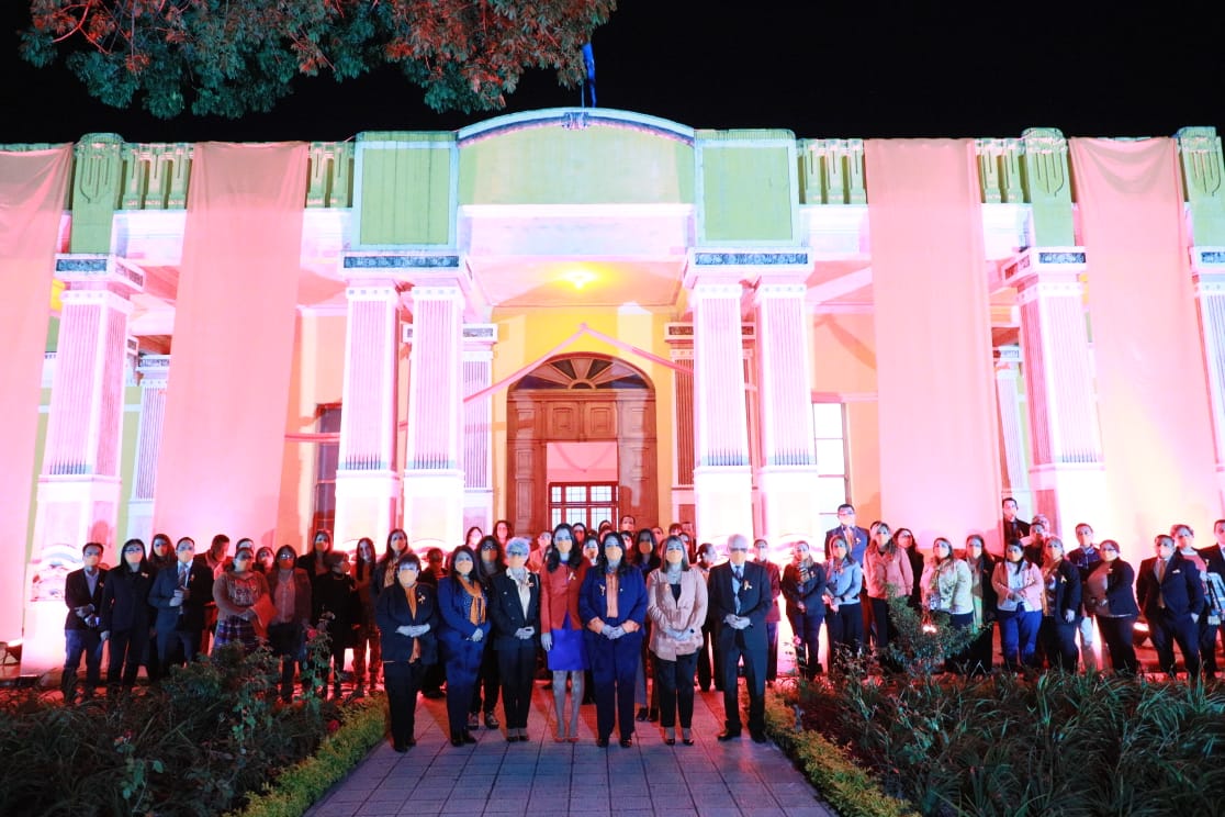 MineducGT's tweet photo. Como parte de las actividades coordinadas en conmemoración del Día Internacional para la Eliminación de la Violencia Contra la Mujer, se iluminó de color naranja el frontispicio del Ministerio de Educación; así como la fuente del jardín central y la cúpula del edificio. https://t.co/uCXctdR38y