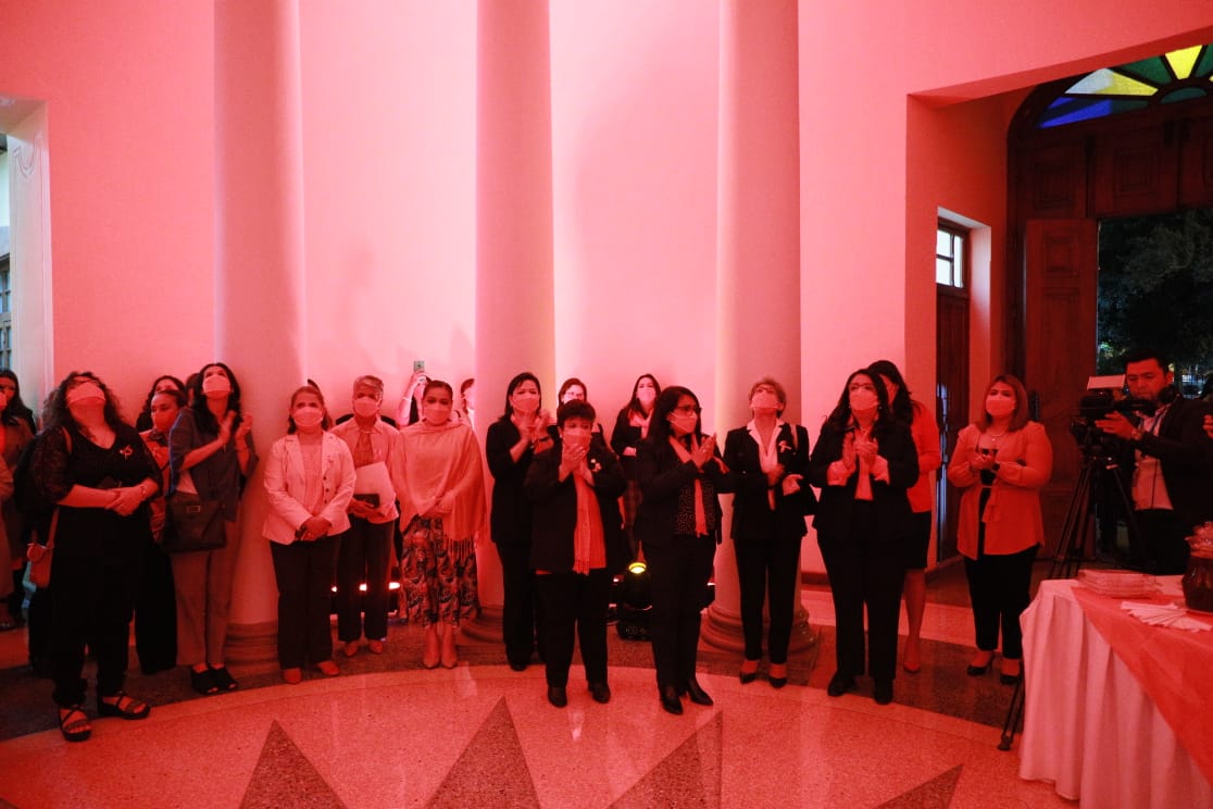 MineducGT's tweet photo. Como parte de las actividades coordinadas en conmemoración del Día Internacional para la Eliminación de la Violencia Contra la Mujer, se iluminó de color naranja el frontispicio del Ministerio de Educación; así como la fuente del jardín central y la cúpula del edificio. https://t.co/uCXctdR38y