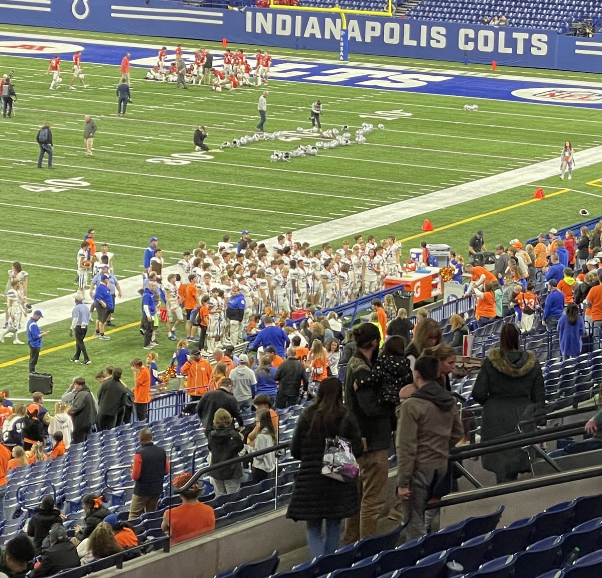 AmySwiThomas's tweet photo. My favorite tradition. Proud of the Chargers! #fightsong. @carrollchargers https://t.co/9Xxy2BzmIf