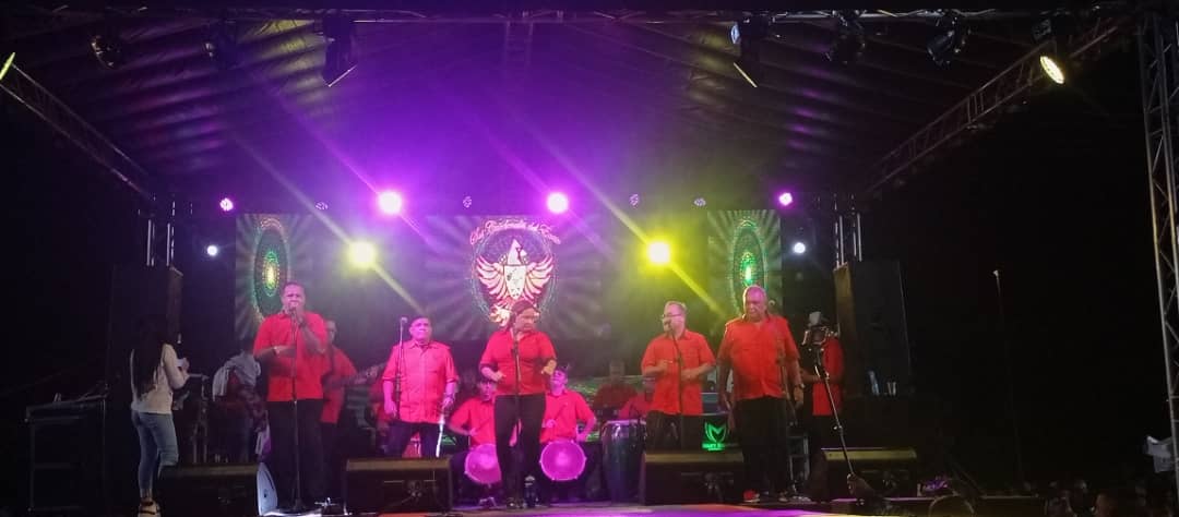 #Noviembre | Al ritmo de la Gaita se  disfrutó este grandioso Encendido del Árbol más grande del Edo Aragua. Gracias por hacerlo posible Gobernadora <a href="/Soykarinacarpio/">Karina Carpio</a> , Alcalde <a href="/juancarlospsuv/">Juan Carlos Sanchez</a> .

#Dialogodepaz

<a href="/dcabellor/">Diosdado Cabello R</a> <a href="/delcyrodriguezv/">Delcy Rodríguez</a>