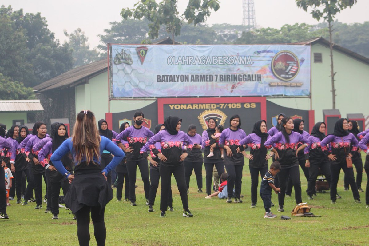 Yonarmed_7's tweet photo. Dalam rangka memperingati HUT ARMED TNI AD ke 77, Satuan Yonarmed 7/105 GS Biringgalih menyelenggarakan kegiatan  jalan sehat dan senam bersama yang bertempat di Lapangan Bola Santoso Agung dan Asrama Yonarmed 7/105 GS Biringgalih. https://t.co/7iCebXI8Nd