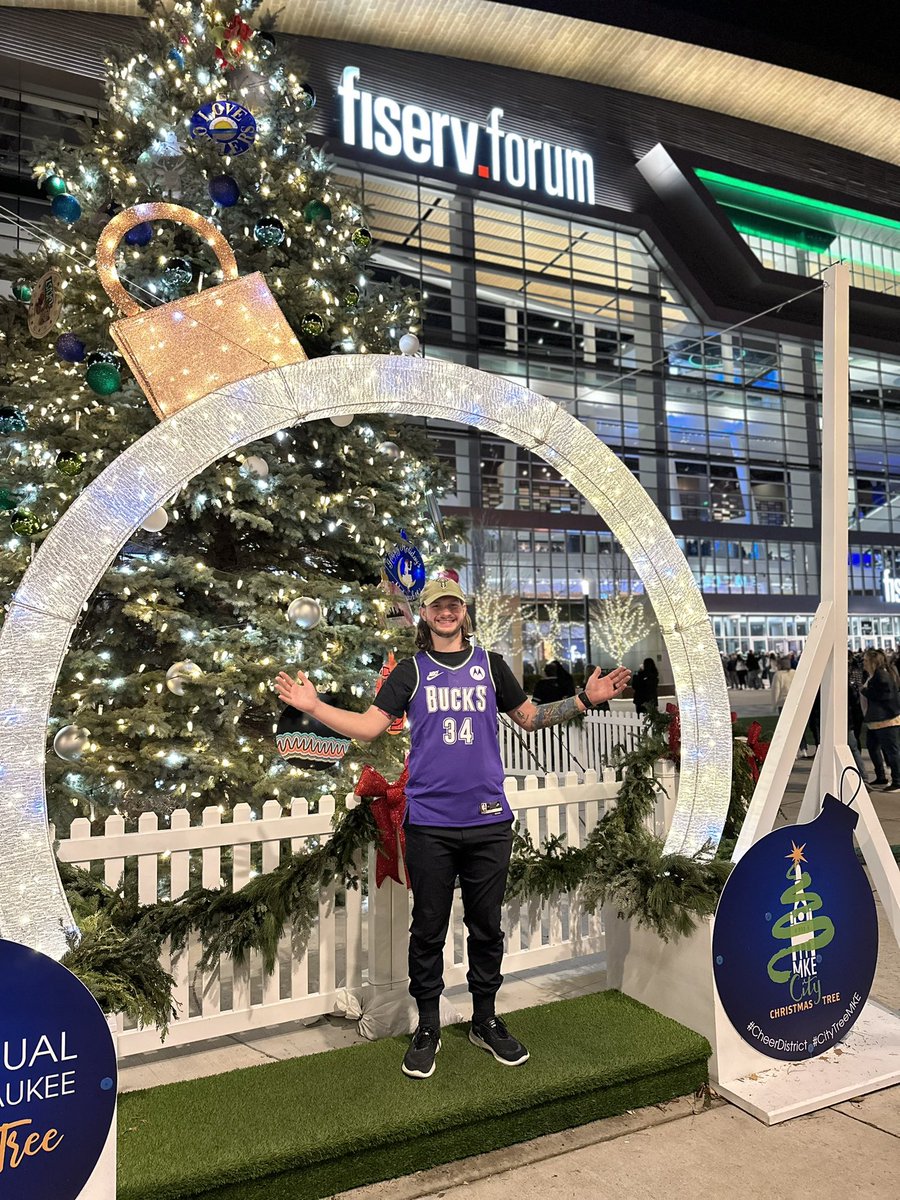 Elkins24's tweet photo. 7,000 miles traveled well spent. It made me so happy to make it to a Bucks game, and even happier to pull out the W! @Bucks @Giannis_An34 @BPortistime https://t.co/XQCdfUG1Nb
