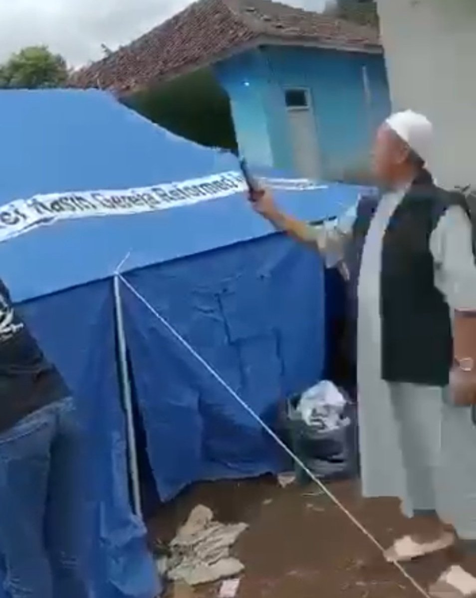 JhonSitorus_18's tweet photo. Dimana2, Posko Bantuan bencana alam itu pasti ada nama instansinya

Ada Basarnas, Kemensos, Kepolisian, TNI, Pemda, bahkan FPI pasti MENCETAK NAMA Instansi masing2 di poskonya

Lalu kenapa hanya nama GEREJA yang DICOPOT? Lalu apa lagi namanya kalo bukan KEBENCIAN? https://t.co/lALd2vMZ0Q