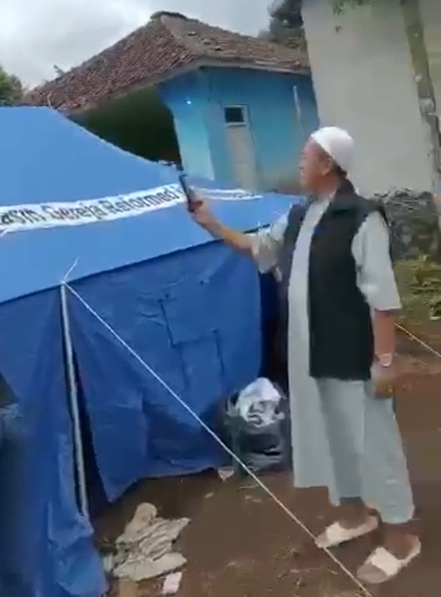 JhonSitorus_18's tweet photo. Dimana2, Posko Bantuan bencana alam itu pasti ada nama instansinya

Ada Basarnas, Kemensos, Kepolisian, TNI, Pemda, bahkan FPI pasti MENCETAK NAMA Instansi masing2 di poskonya

Lalu kenapa hanya nama GEREJA yang DICOPOT? Lalu apa lagi namanya kalo bukan KEBENCIAN? https://t.co/lALd2vMZ0Q